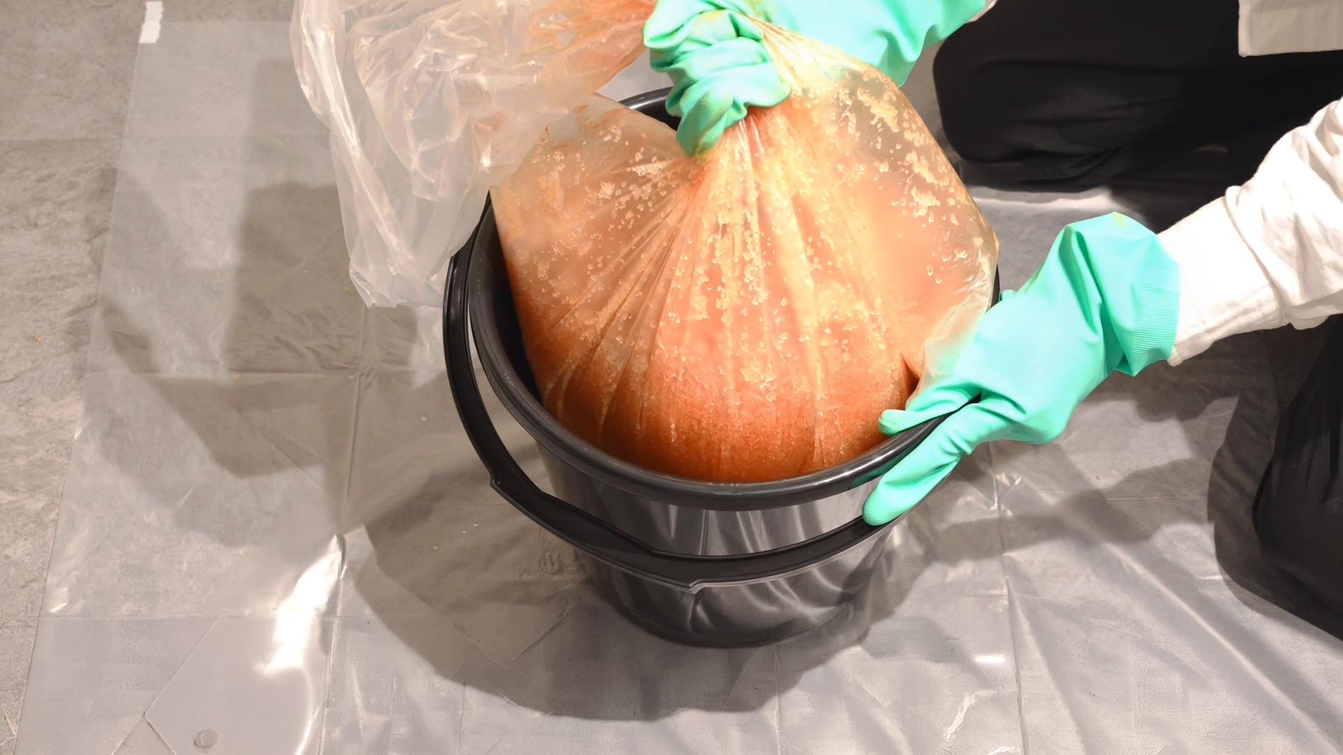 熊スプレー廃棄後の処理方法。固形物は可燃ごみ、空缶は不燃ごみとして自治体ルールで処分する説明。