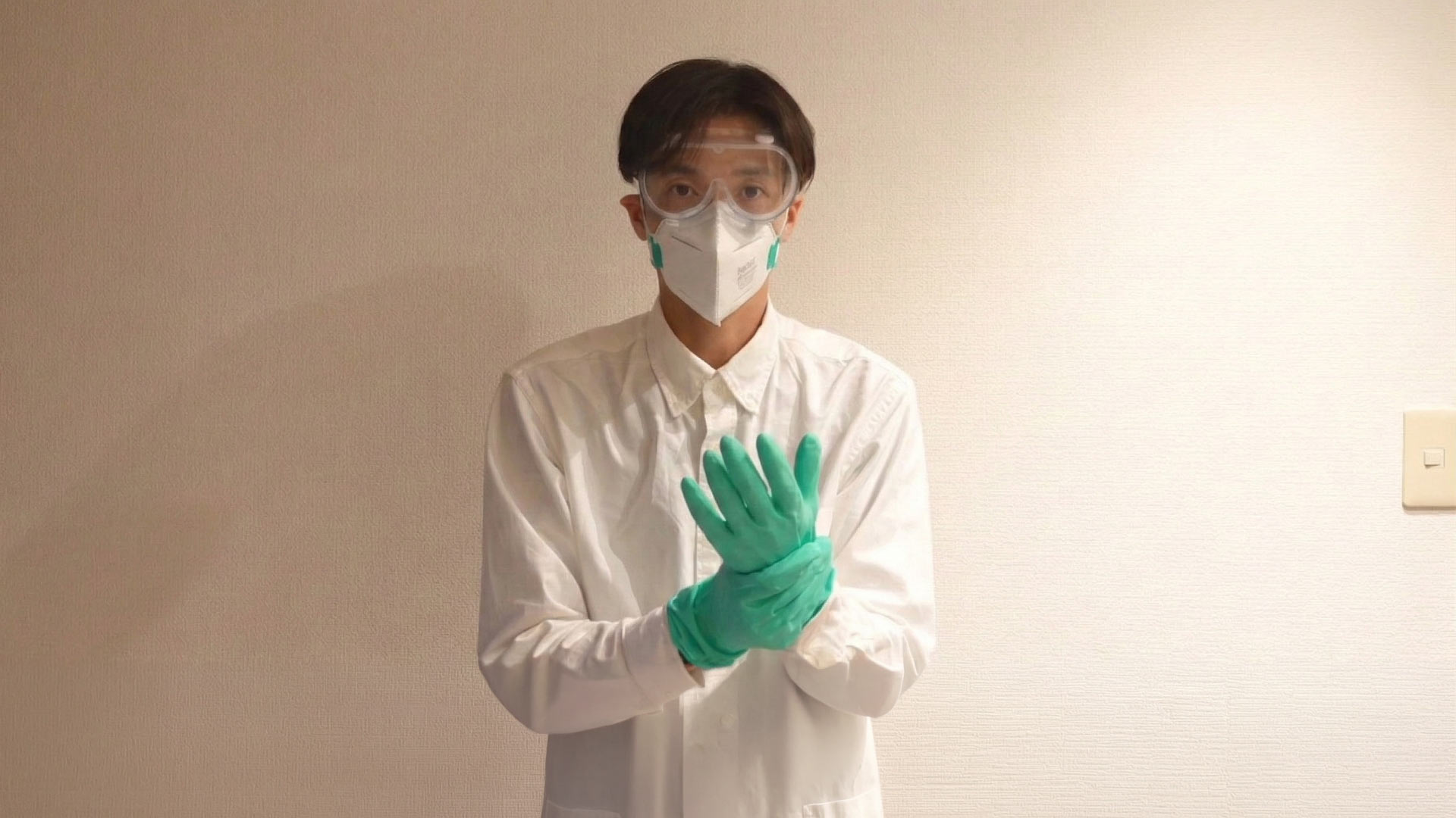 熊スプレー廃棄作業の保護具装着例。保護メガネ・マスク・ゴム手袋を着用した様子。